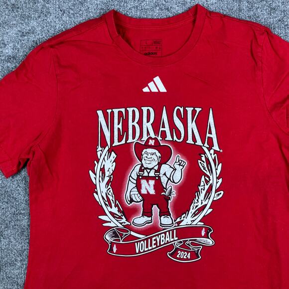 Adidas T-Shirt Mens L Red Nebraska Volleyball 2024 Mascot Graphic College Tee - Picture 1 of 8